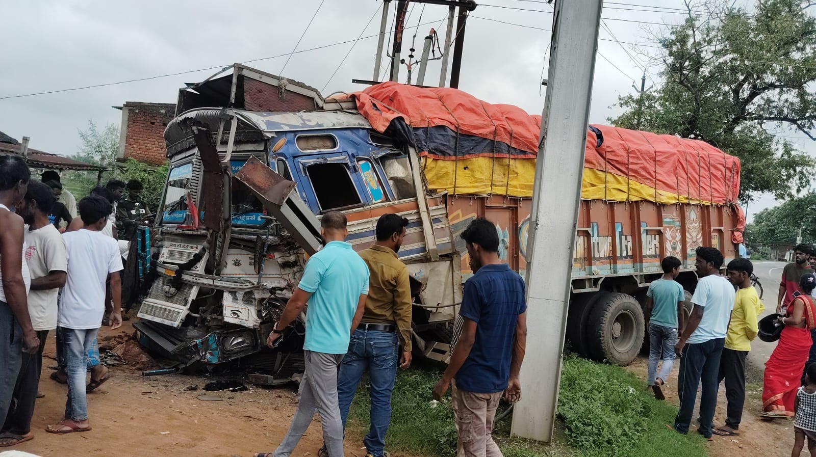 Deoghar News:रेलवे गुमटी थी बंद और ट्रैक से गुजर रही थी ट्रेन, तभी ट्रक का अचानक हुआ ब्रेक फेल, पढ़ें फिर क्या हुआ