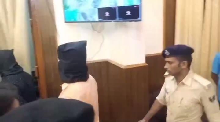 Bihar News:बैंक कर्मी ही निकला बैंक लूट का मास्टरमाइंड, पुलिस ने डकैती कांड में शामिल सरगना के साथ फाइनेंस कर्मी को दबोचा