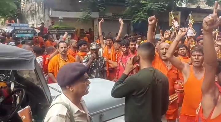 देवघर में प्रशासन के खिलाफ नारेबाजी कर रहे वाहन चालक, परिचालन बंद होने से श्रद्धालुओं को बासुकीनाथ जाने में हो रही परेशानी