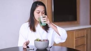 खाना खाने के तुरंत बाद पानी पीना क्यों माना जाता है जहर, पेट की कई समस्याओं का यह बन सकता है कारण