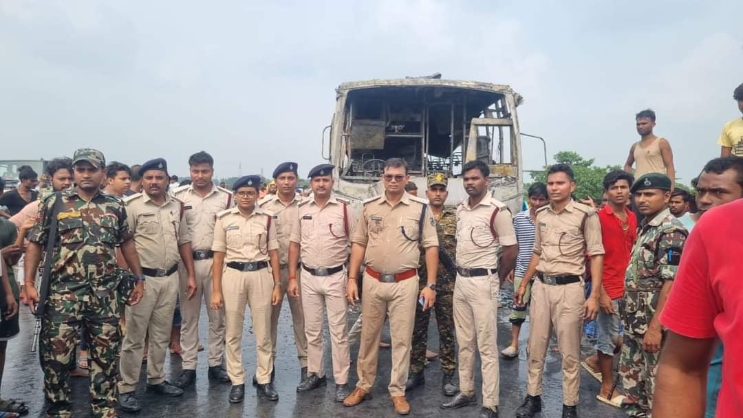 Bihar: चलती बस में लगी आग, खिड़की से कूदकर यात्रियों ने बचाई अपनी जान, आधे घंटे तक जलती रही बस