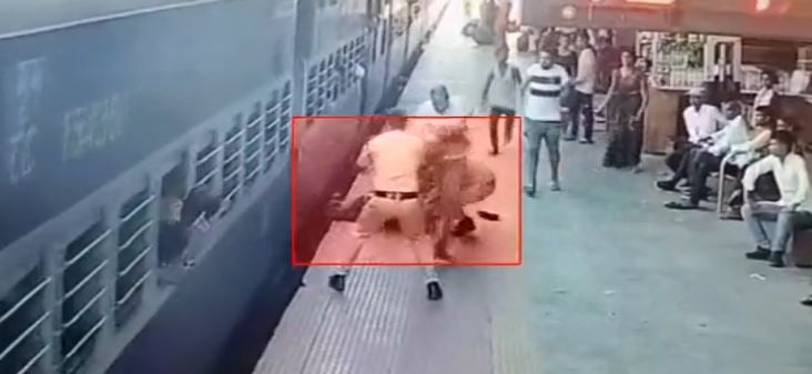 आरपीएफ के जवान बने मसीहा, महिला और बच्चे को प्लेटफार्म से खींचकर मौत के मुंह से निकाला बाहर