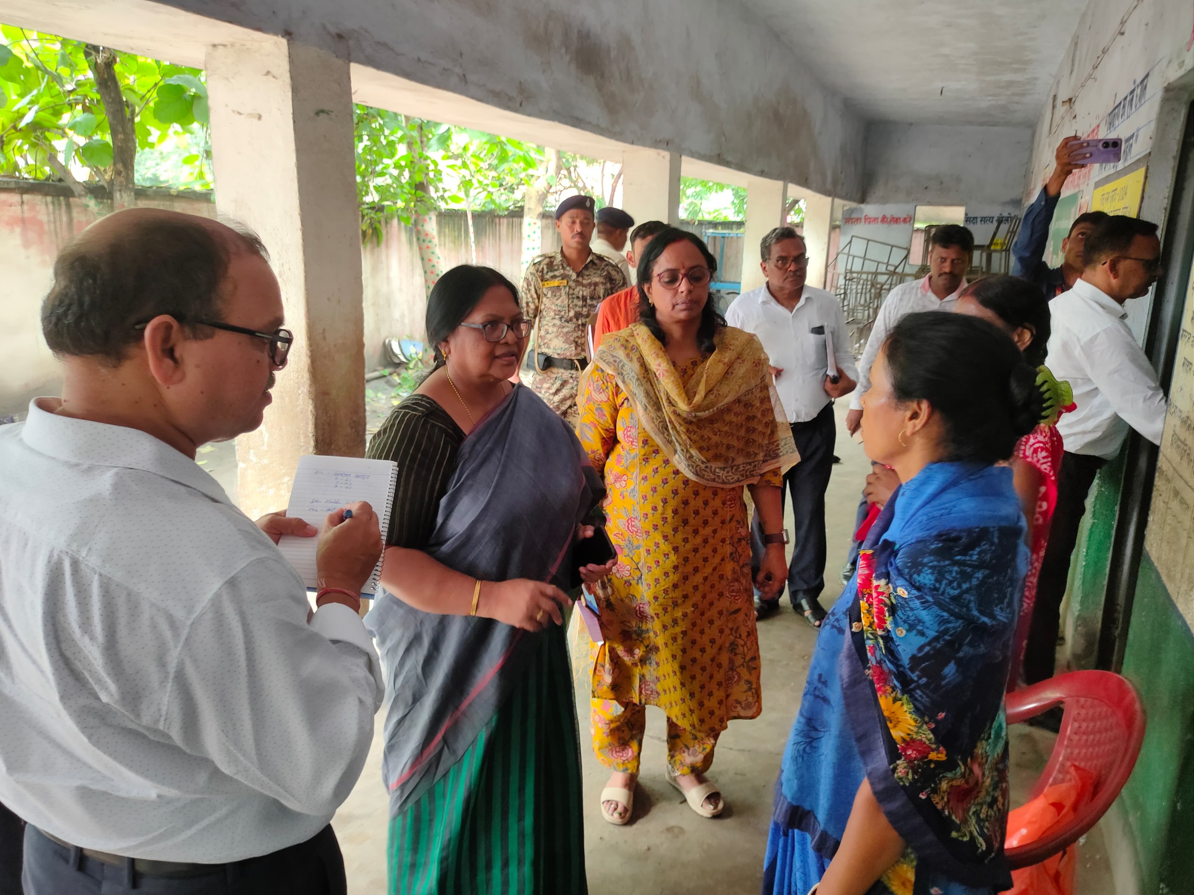 प्रमंडलीय आयुक्त पहुंची धनबाद, झरिया -धनबाद के बूथों का किया इंस्पेक्शन