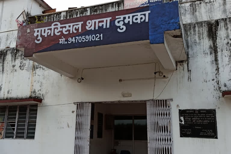 दुमका: मुफ़स्सिल थाना की पुलिस ने मवेशी लदे ट्रक को किया जब्त, चालक गिरफ्तार