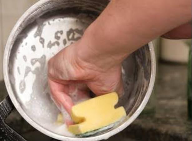 क्या आप भी एक ही स्क्रब या स्पॉज से महीने तक धोते हैं किचन के बर्तन ! अभी छोड़ दें ये आदत, जानिए क्यों