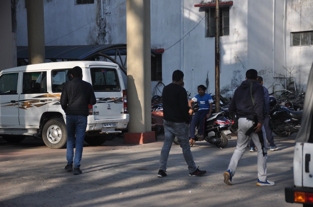 धनबाद में हथियार का शौक रखने वालों पर कसने लगा शिकंजा