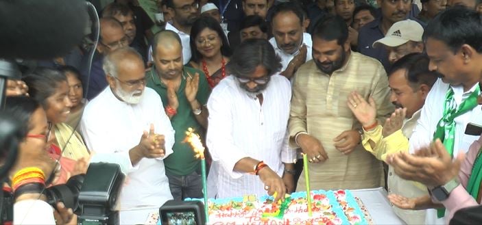 मुख्यमंत्री हेमंत सोरेन ने मनाया अपना 49वां जन्मदिन, कहा- लाख परेशानियों के बावजूद जनता बनी मेरी हिम्मत