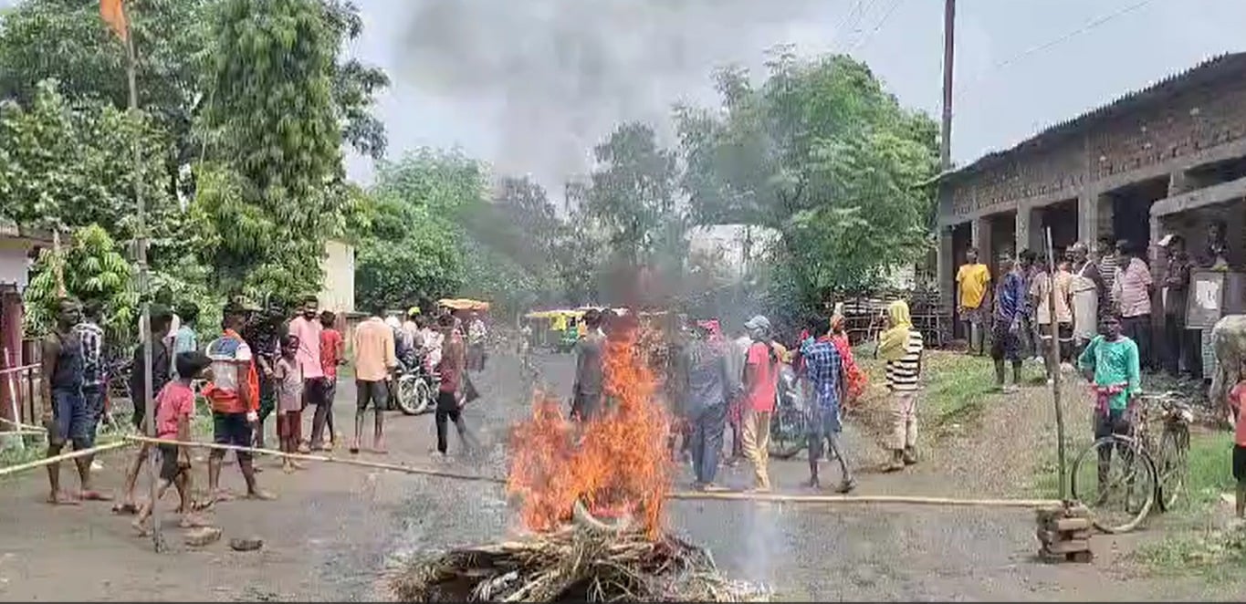 करोड़ों की सोने की मूर्ति चोरी,आक्रोशित ग्रामीणों ने किया सड़क जाम, जांच में जुटी पुलिस