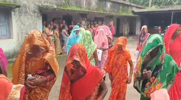 लोहरदगा:डायन कुप्रथा के लिए विरुद्ध वरदान साबित हो रही है गरिमा योजना! प्रताड़ित महिलाओं को मिल रही है नई जिंदगी, पढ़ें झारखंड सरकार के इस योजना का उद्देश्य