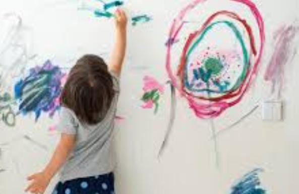घर की दीवारों पर बच्चों ने कर दी है ड्राइंग, तो ना हो परेशान इन तरीकों से साफ करें क्रेयॉन के दाग