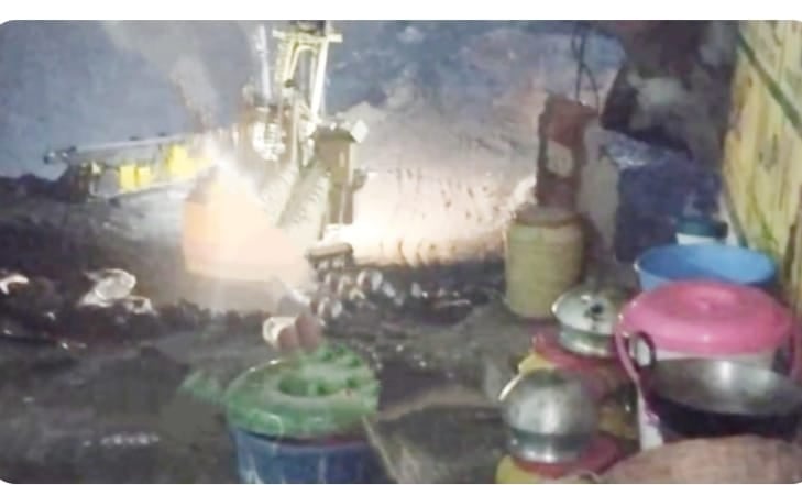 धनबाद: अंगार पथरा में अचानक 50 फीट नीचे धंसा स्कूल का कमरा, पढें कैसे बची आठ परिवारों की जान