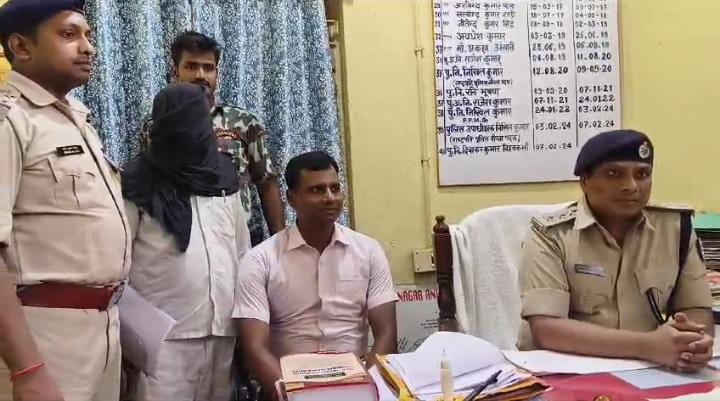 बिहार पुलिस परीक्षा में डीएम ने मुन्ना भाई को ब्लूटूथ से नकल करते पकड़ा, सॉल्वर को भी पुलिस ने दबोचा