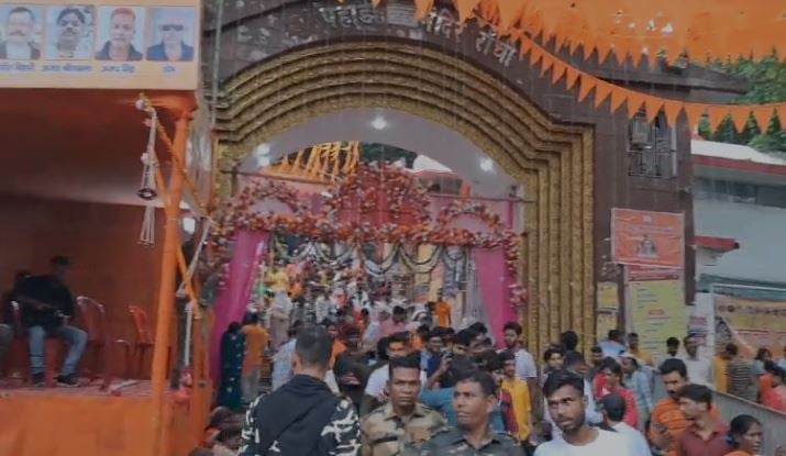 चौथी सोमवारी पर पहाड़ी मंदिर में उमड़ी भक्तों की भीड़, महादेव के जयकारों से गूंजा पूरा परिसर