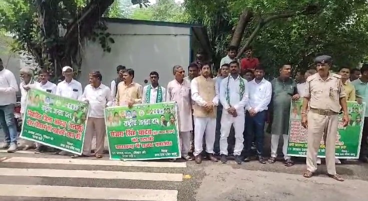 चुनाव से पहले दो भाग में बटी राजद, प्रदेश अध्यक्ष को हटाने की मांग को लेकर कार्यकर्ता पहुंचे पटना, लगाया गंभीर आरोप