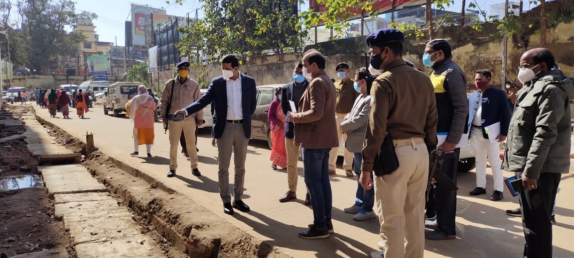 कोरोना का बढ़ता खौफ  :  डीसी ने  सदर अस्पताल का लिया जायजा, बेड बढ़ाने का दिया निर्देश
