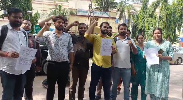 KMC में हुए जूनियर डॉक्टर के साथ दुष्कर्म और हत्या के विरोध में पटना में भड़का डॉक्टरों का गुस्सा, अनिश्चितकालीन हड़ताल का किया ऐलान