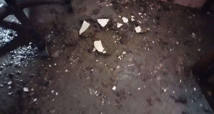 भागलपुर: स्कूल पर आकाशीय बिजली से छत में हुई छेद, बाल-बाल बचे प्रधानाध्यापक, मलबे में तब्दील हुआ स्कूल