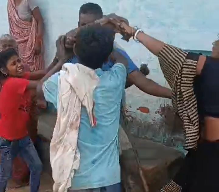 Bihar News: जमीन विवाद में होमगार्ड के जवान ने महिला और उसके परिजनो को पीटा, वीडियो वायरल