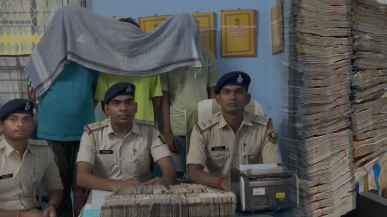 BIHAR NEWS: वाहन चेकिंग के दौरान पुलिस के उड़ गए होश, 2 युवक के पास  मिले 14 लाख 37 हजार रुपये, पूछताछ जारी