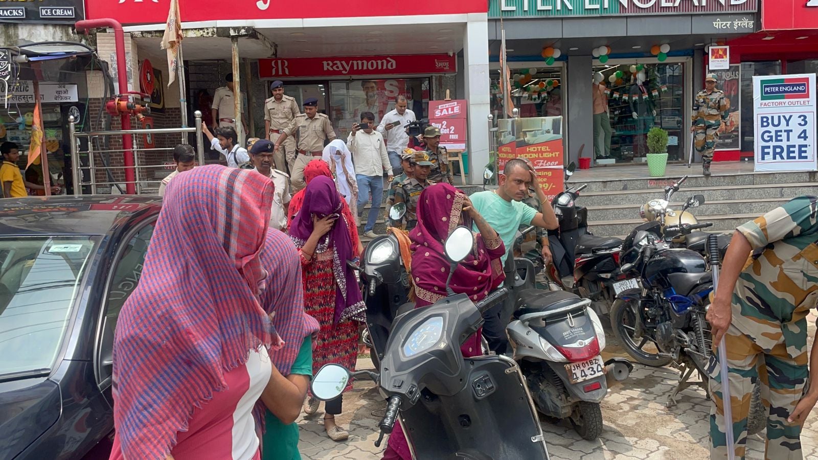 कैसे रुकेगा जिस्मफरोशी का धंधा!अब रिहायसी इलाके में चल रहा Sex रैकेट, छह लड़किया गिरफ्तार