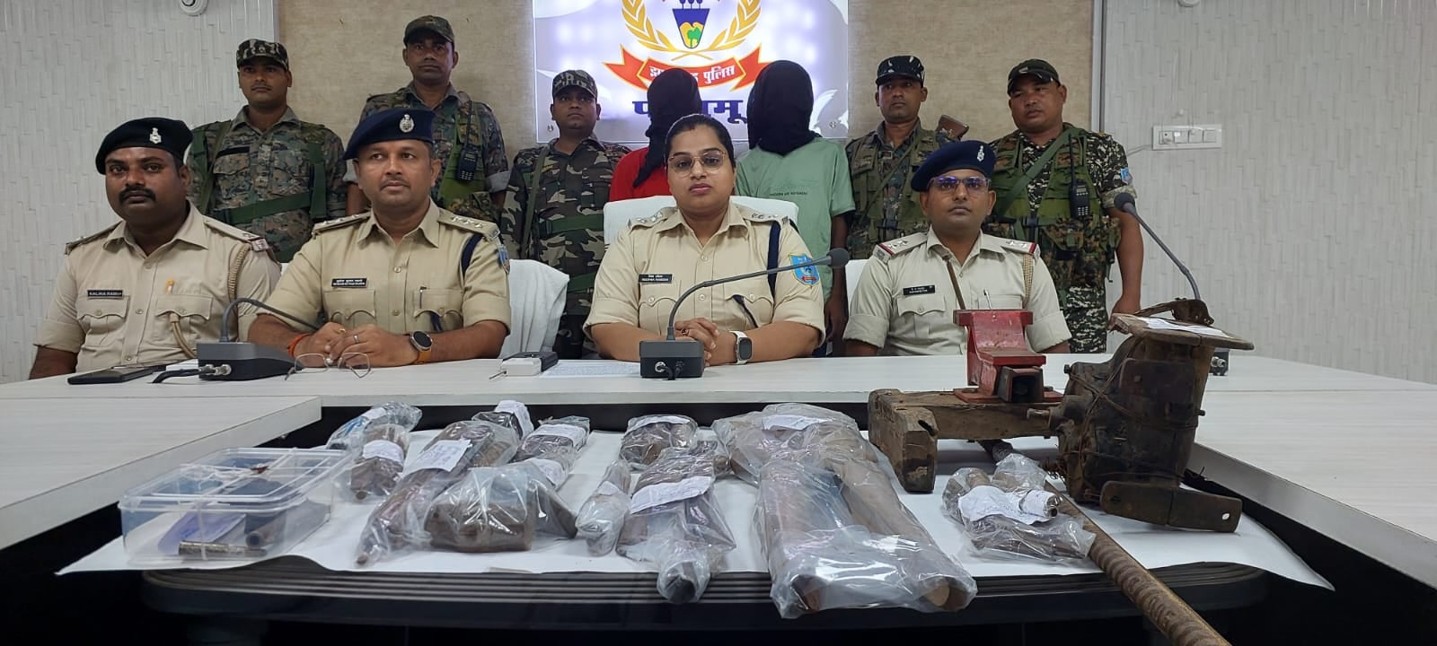 हुसैनाबाद पुलिस को मिली बड़ी सफलता, मिनी गन फैक्ट्री का हुआ खुलासा, माओवादी दस्ता के दो सक्रिय सदस्य गिरफ्तार