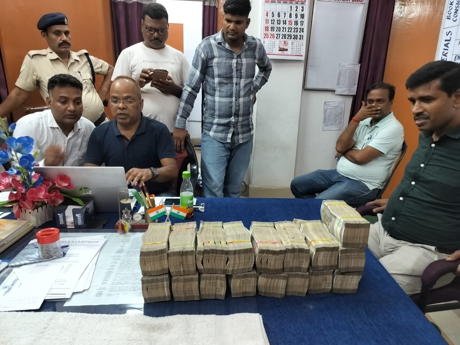 देवघर: आरपीएफ ने मधुपुर स्टेशन पर 44 लाख 50 हज़ार नगद की बरामद, पूछताछ जारी