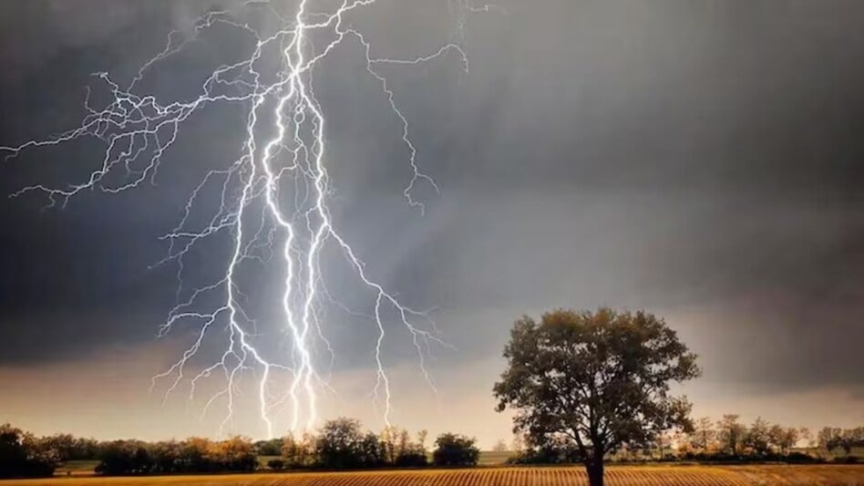 Big Breaking : हॉकी खेलने आए खिलाड़ियों पर हुआ वज्रपात, तीन खिलाड़ियों की मौक़े पर मौत, मची चीख पुकार, जानिए कैसे हुई ये घटना