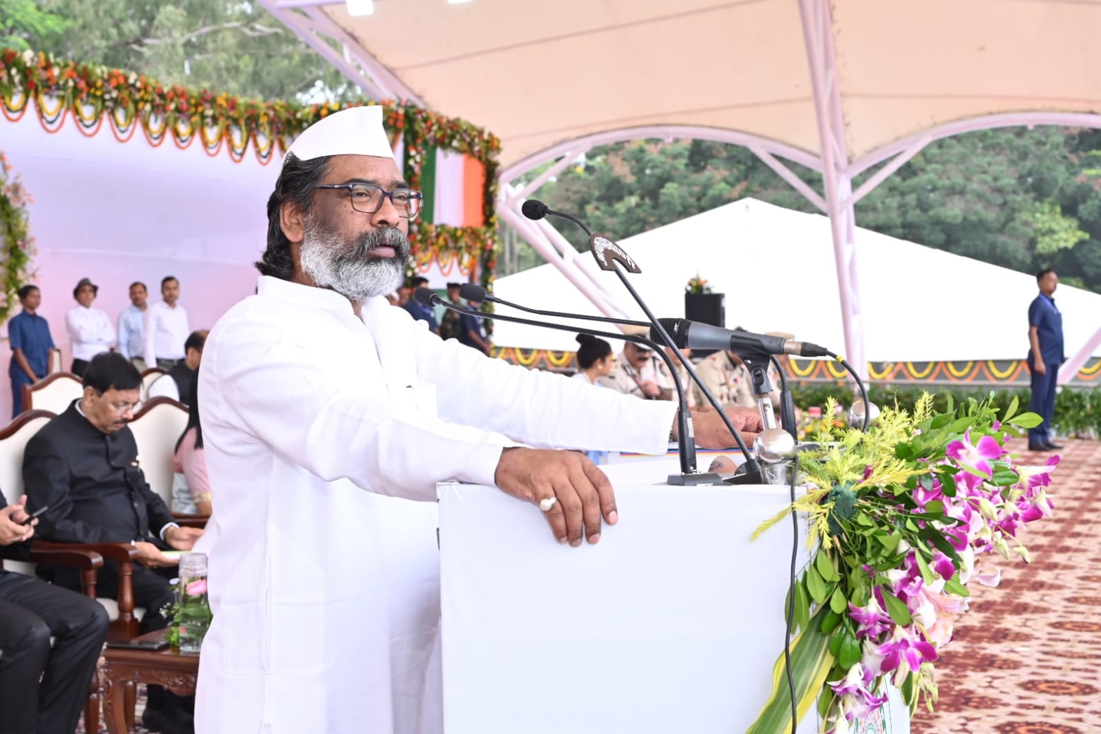 मुख्यमंत्री हेमंत सोरेन ने मोरहाबादी में किया झंडोत्तोलन, राज्यवासियों को दिया संदेश