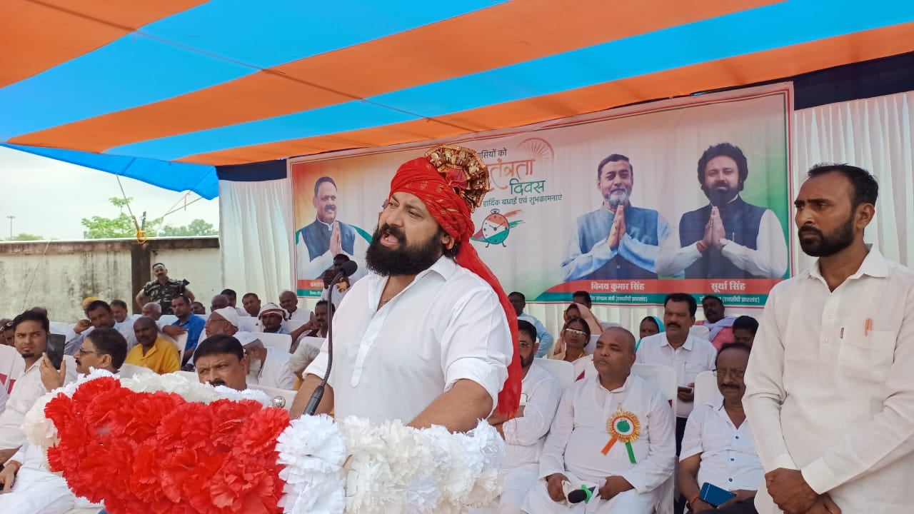 स्वतंत्रता दिवस पर सूर्या ने एनसीपी कार्यालय में किया ध्वजारोहण, सूर्या के साथ हजारों लोगों ने लिया संकलप, कहा- लड़ कर लेंगे जिला का अधिकार