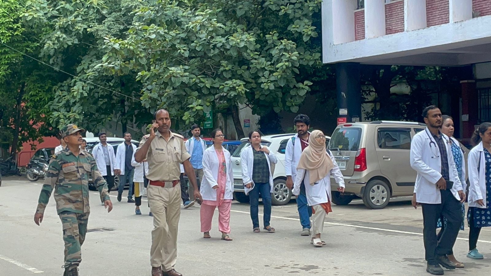 रिम्स के जूनियर डॉक्टरों ने किया पेन डाउन मूवमेंट, ओपीडी और ओटी सेवा अनिश्चितकाल के लिए स्थगित