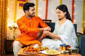 इस रक्षाबंधन भाई को अपने हाथों से बनाकर बांधे राखी, मिनटों में घर पर ऐसे बनाएं सुंदर राखी
