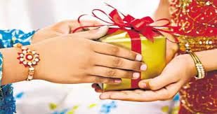 रक्षाबंधन में अपनी बहन को करना चाहते है खुश तो दें ये गिफ्ट, रिश्ते होंगे मजबूत