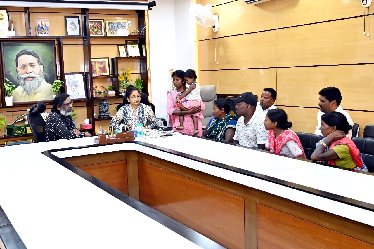 हवलदार हेम्ब्रम हत्याकांड: सीएम ने परिजनों से की मुलाकात,एक सदस्य को नौकरी के साथ 1.29 करोड़ देने की घोषणा