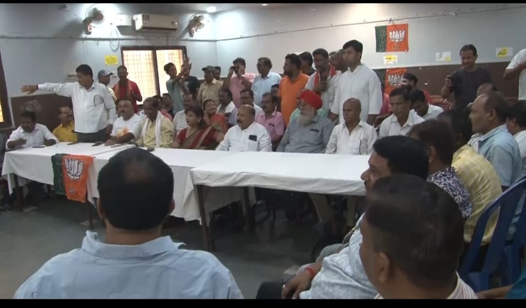 आखिर क्यों गुस्से में है धनबाद के भाजपाई ,उनकी पीठ पर "मजबूत हाथ " किसका ,पढ़िए इस रिपोर्ट में !!