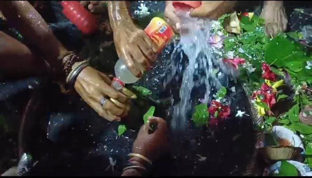 देवघर: लगभग एक महीने बाद भोलेनाथ मिल रहे हैं अपने भक्तों से, आज से बाबा मंदिर में स्पर्श पूजा शुरू