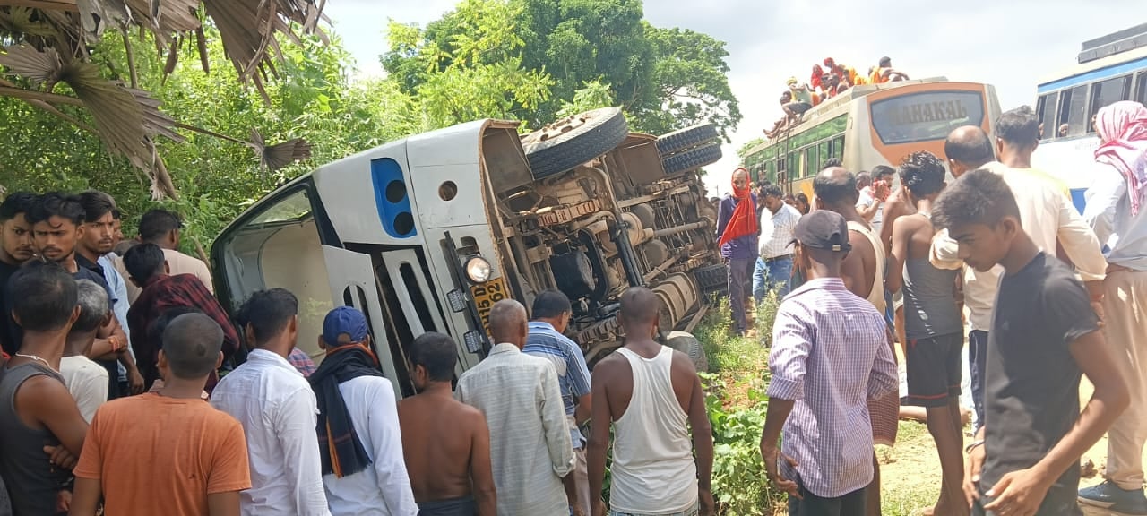 दुमका: अनियंत्रित बस ने बाइक सवार श्रद्धालु को रौंदा, मौके पर हुई मौत, बस चालक फ़रार