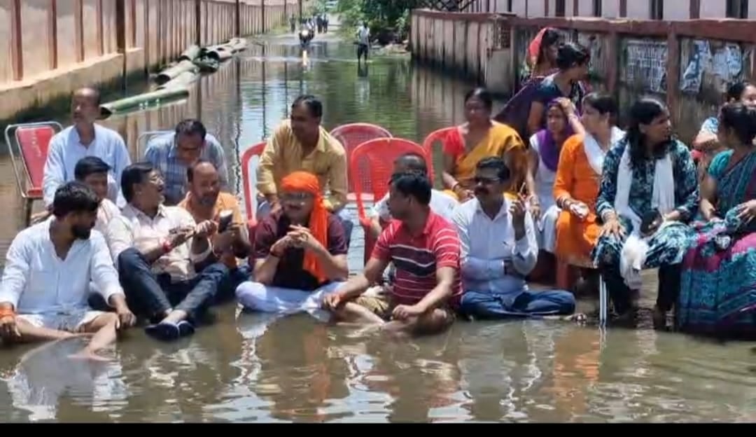 DHANBAD BIG UPDATE : नाले के पानी में जल सत्याग्रह पर क्यों बैठे हैं विधायक, जानिए डिटेल्स