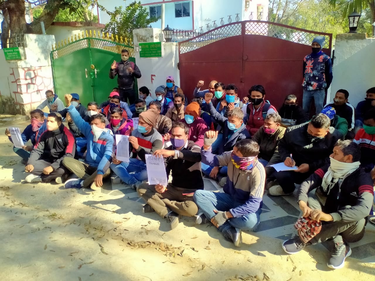 करो या मरो के तेवर में आए जैप अभ्यर्थी, विधायक आवास के बाहर दे रहे धरना