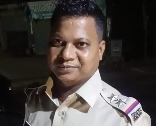 मुजफ्फरपुर:वर्दी की आड़ में अवैध वसूली करनेवाला फ़र्जी दारोगा गिरफ़्तार,दिन में नाई और रात के अंधेरे में करता था ये काम