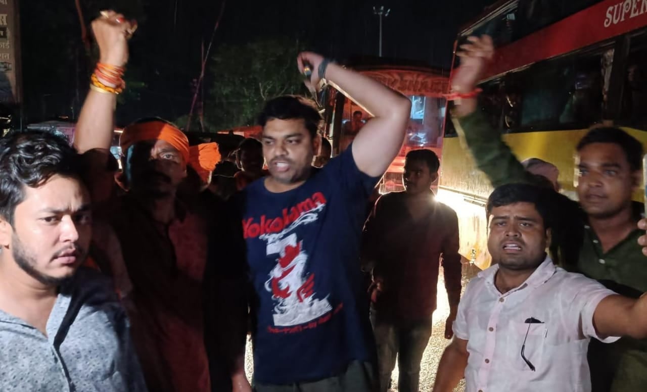 दुमका: युवा आक्रोश रैली में भाग लेने गोड्डा से रांची जा रहे थे विधायक अमित मंडल,  वाहन जांच के नाम पर पुलिस ने काफिला को रोका, जानिए फिर क्या हुआ