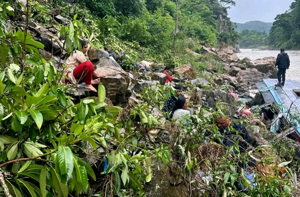 BIG BREAKING : यूपी के यात्रियों से भरी बस नेपाल के मार्स्यां नदी में गिरी, 14 यात्रियों की हुई मौत