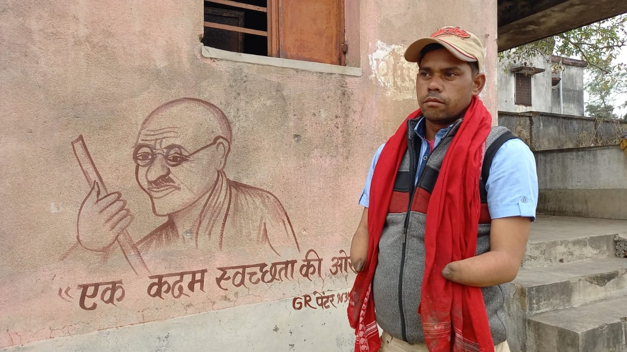 हौसले की पेंटिंग पर उम्मीदों के रंग : पढ़िए देवघर के दिव्यांग कलाकार के संघर्ष की दास्तां