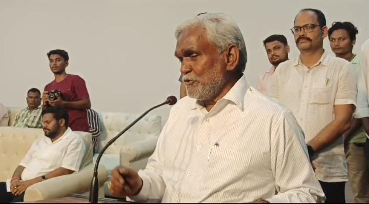 सरायकेला की धरती से राजनीति का नया अध्याय लिख सकते हैं चंपई सोरेन!पढ़े किस ओर इशारा करते हैं ये पोस्टर