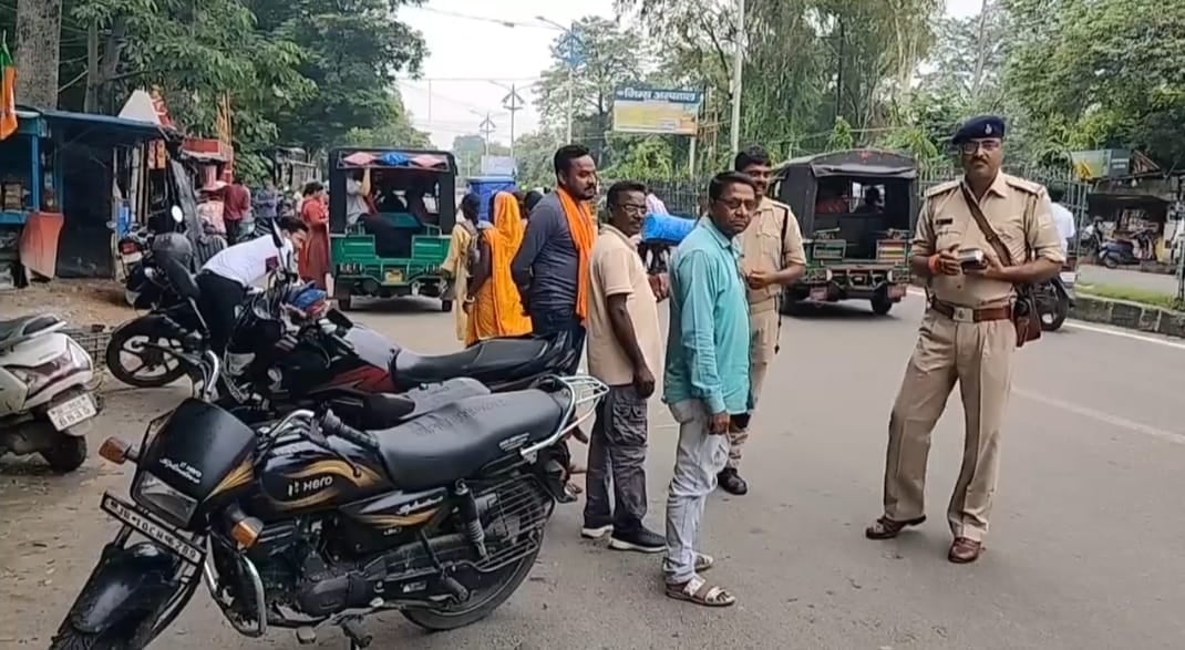 Traffic Rule: ट्रैफिक चालान काटने में सड़क पर हांफने लगी है पुलिस, फिर भी नहीं सुधरता धनबाद