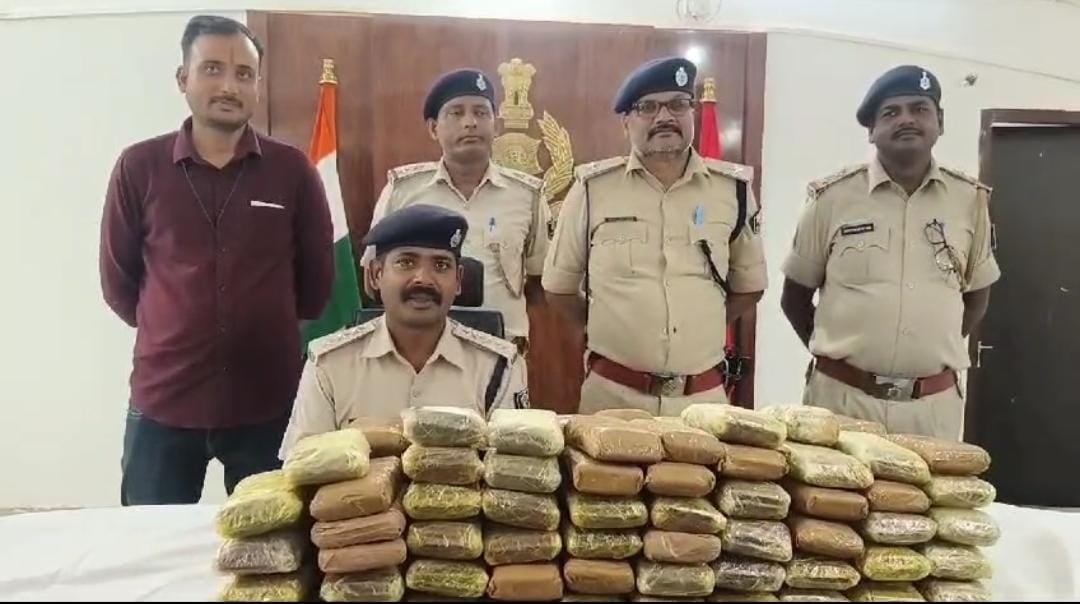 Crime News: 15 करोड़ की चरस के साथ दो तस्कर गिरफ़्तार, जानिए कहां सप्लाई की जानी थी खेप