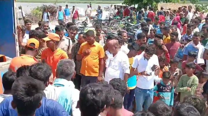 दुखद! श्राद्धकर्म में नहाने गये एक ही परिवार के चार युवक गंडक नदी में डूबकर हुए लापता, तलाश में जुटा एसडीआरएफ