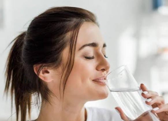 आपको भी कम पानी पीने की है आदत, तो जल्दी सुधारें, वरना हो सकते हैं इन गंभीर बीमारियों के शिकार