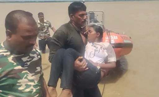 गांधी सेतु से सेल्फी लेना युवती को पड़ा महंगा, 15 फीट ऊंचाई से गंगा नदी में गिरी