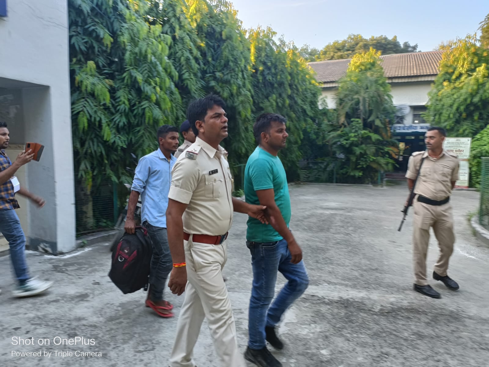 Bihar News: सिपाही भर्ती परीक्षा केंद्र से तीन मुन्ना भाई गिरफ़्तार, दूसरे परीक्षार्थी के बदले परीक्षा दे रहे थे आरोपी