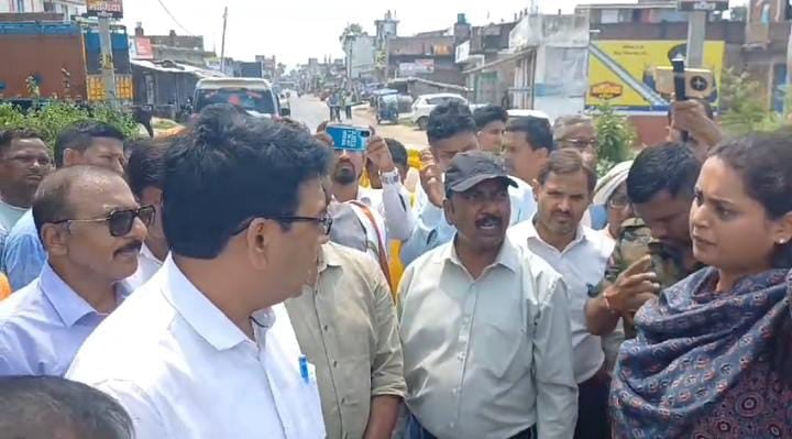 Bihar News: विधायक जी के सामने ही लड़ने लग गए बिहार के दो अधिकारी, देखती रही श्रेयसी सिंह, पढें पुरी नोकझोंक